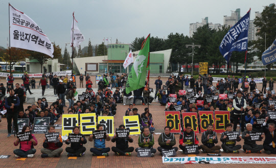 대통령 하야 요구하는 집회 참가자들   29일 오후 울산시 남구 태화강역에서 민주노총 울산본부와 산하 노조를 주축으로 구성된 '민중총궐기 울산조직위원회'가 개최한 울산시민 총궐기대회가 열리고 있다. 이들은 '비선실세' 최순실씨 국정농단 사태와 관련 박근혜 대통령의 하야를 요구했다.